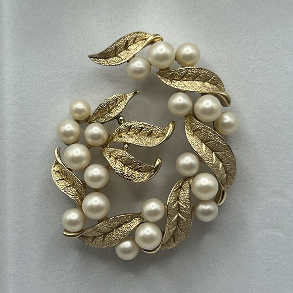 Vintage Crown Trifari Gold Leaf & Faux Pearl Brooch Earrings Set Clip On Signed - Picture 6 of 13